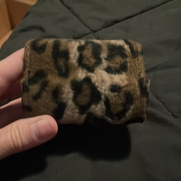 Lipstick holder. Cute, leopard print outside and red inside - Picture 2 of 4
